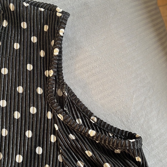 Polka dot cold shoulder top, pleated - Picture 3 of 5